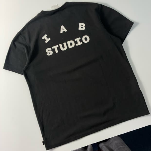 IAB studio 아이앱스튜디오 스펠아웃 블랙 반팔티셔츠