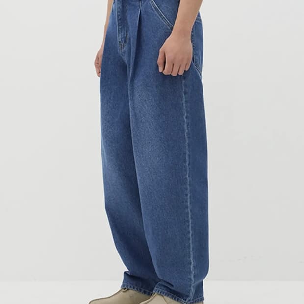 Errors Excepted 플리츠 테이퍼드 데님팬츠