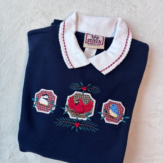 Top Stitch 카라 자수 맨투맨 네이비 (미국빈티지)