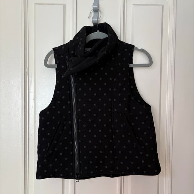 더뮤지엄비지터 도트조끼