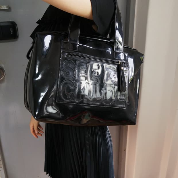 씨 바이 끌로에 에나멜 백