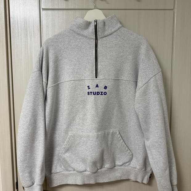 아이앱스튜디오 반집업 스웻셔츠