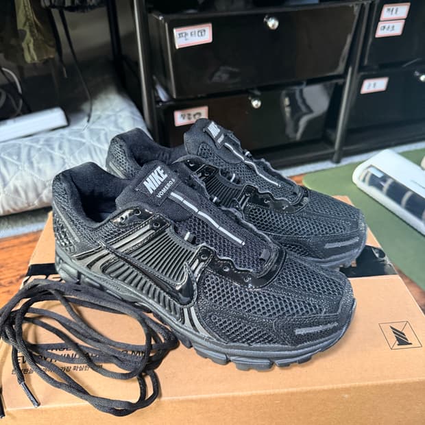 W나이키 줌 보메로 5 블랙 메탈릭 실버 270(남자 사이즈)