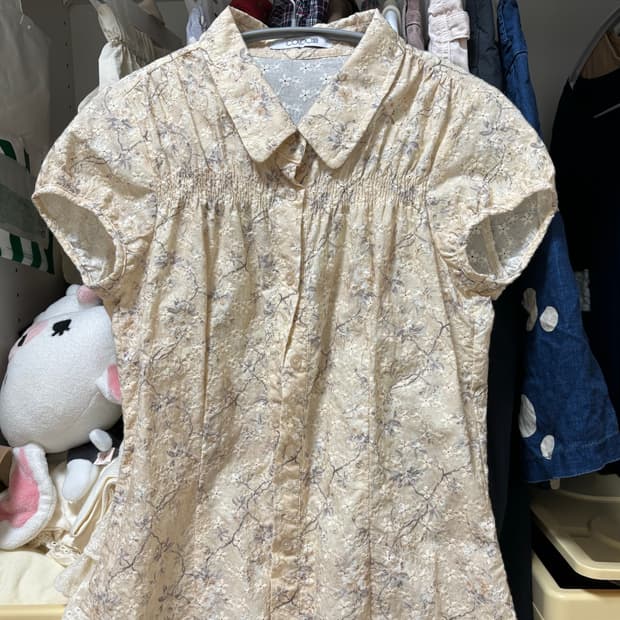 콜로신스 GIRLY EMBROIDERY BLOUSE APRICOT