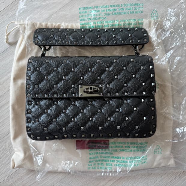 발렌티노 락스파이크백 미디움