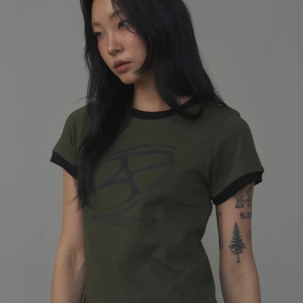 빅 그래픽 로고 크롭 티 카키