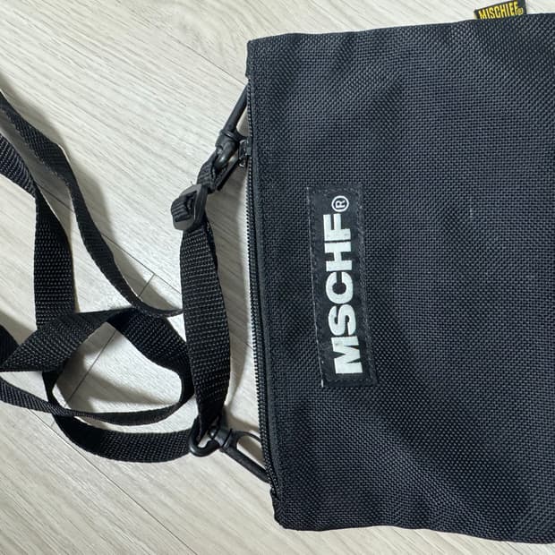 미스치프 메쉬 크로스백