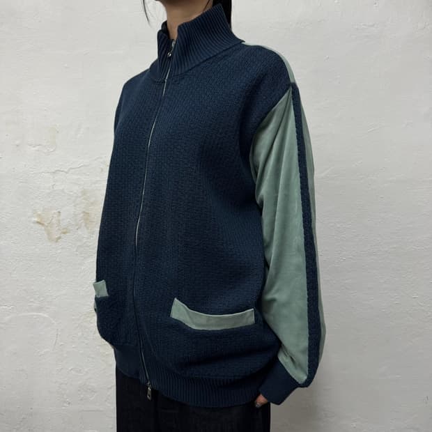 소어트(soerte) 네이비컬러 하이넥 도킹 드라이버 니트 집업