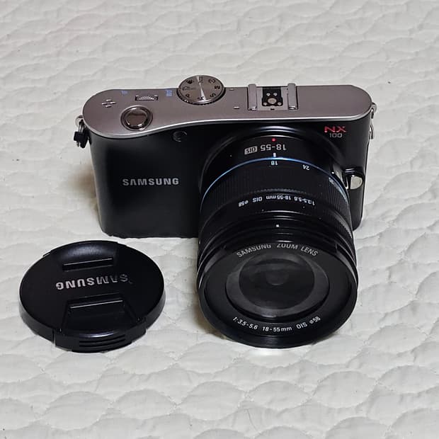 삼성 NX100 미러리스 카메라와 18-55mm 렌즈