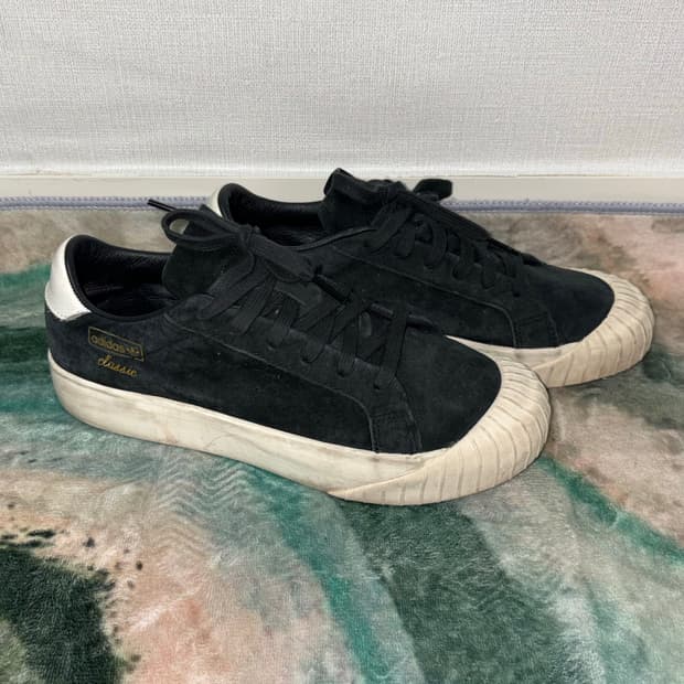 아디디스 에버린 스웨이드 스니커즈