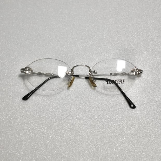 ADMIRE 뱀무늬 디테일 무테 안경 (블랙)