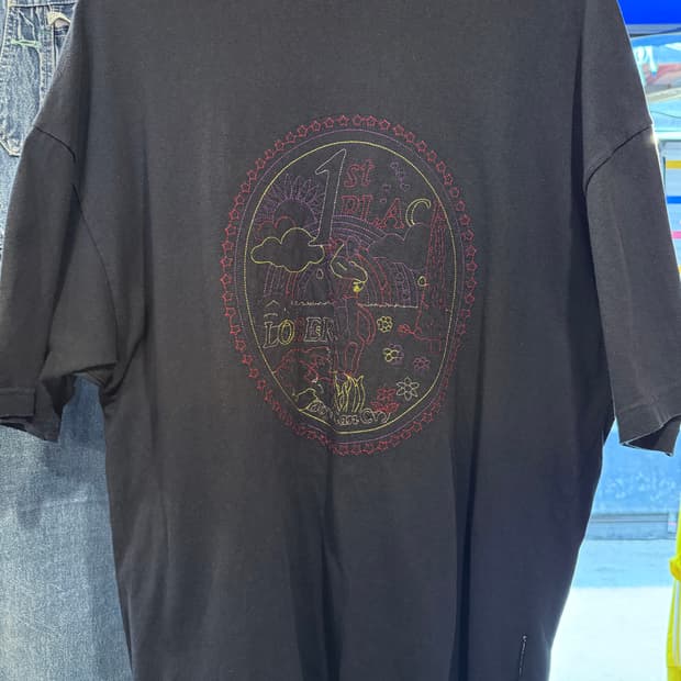 아조바이아조 스티치 로고 블랙 반팔 티셔츠