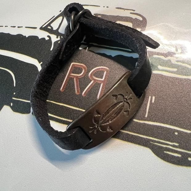 RRL 브라스 플레이트 러프아웃 레더 브레이슬릿