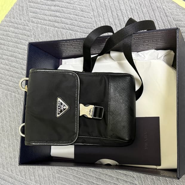 프라다 리나일론 폰홀더백