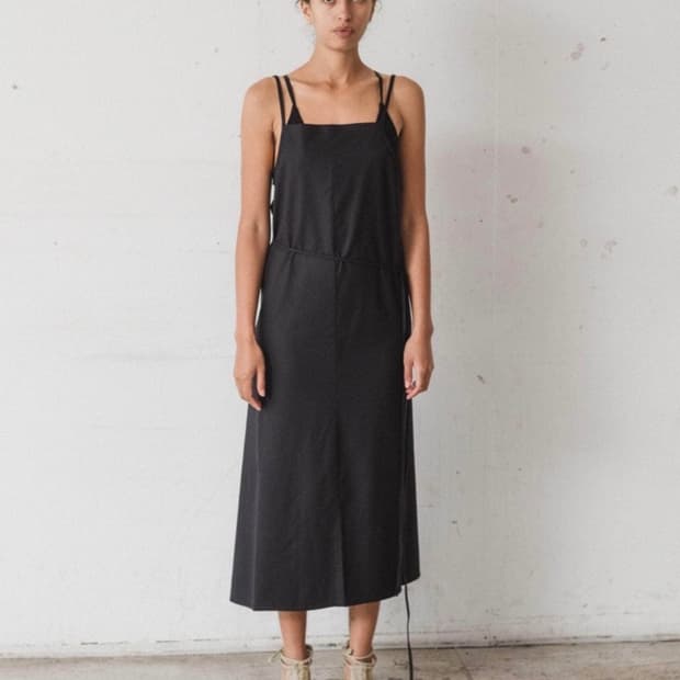 YUMI APRON DRESS [BLACK]