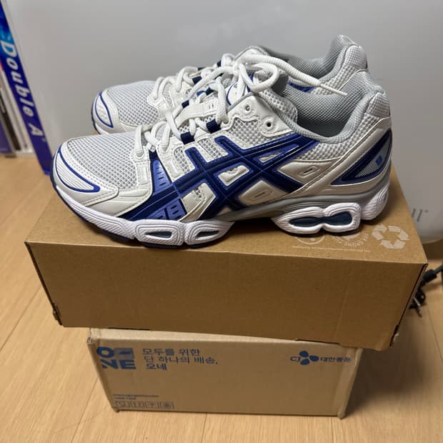 아식스 젤 님버스 9 270mm 화이트 인디고 블루 한번도 착용안한 새상