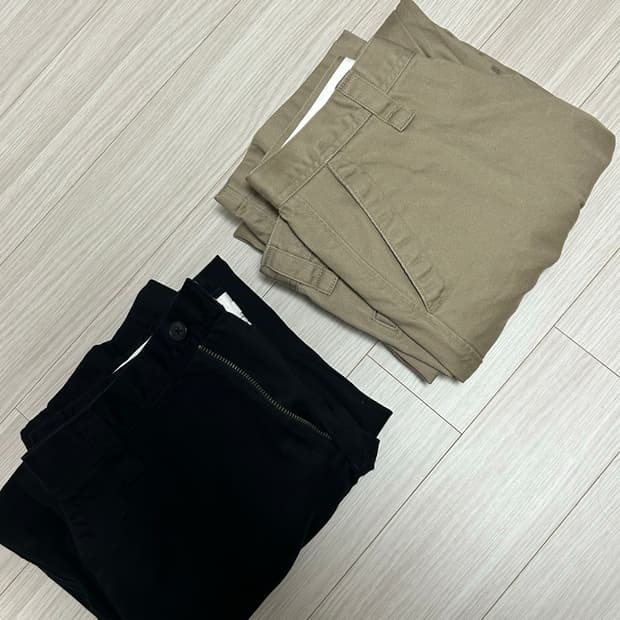 유니클로 U 와이드핏 치노 팬츠 팝니다 (블랙 , 브라운)