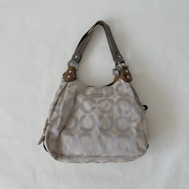 코치(Coach) 모노그램 숄더백(내외부 로고 갈라짐)
