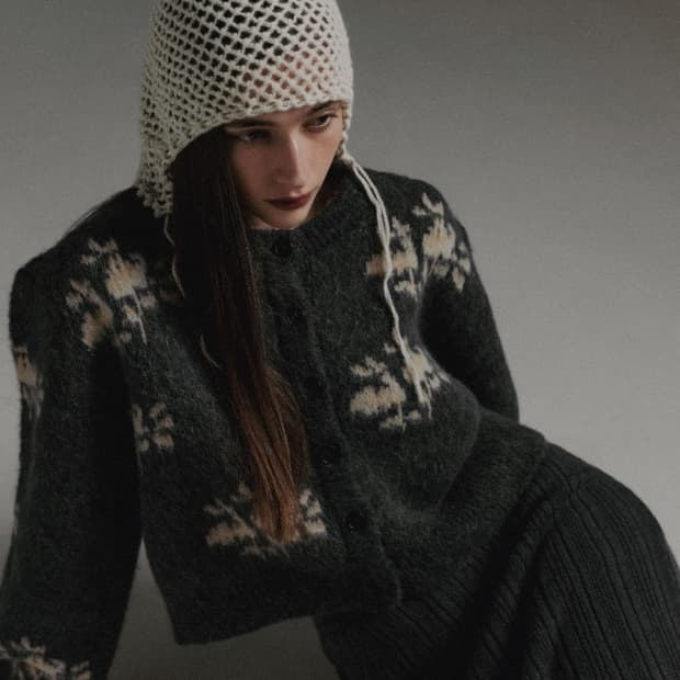 아뜰리에에디션 플라워 니트 가디건 (차콜)