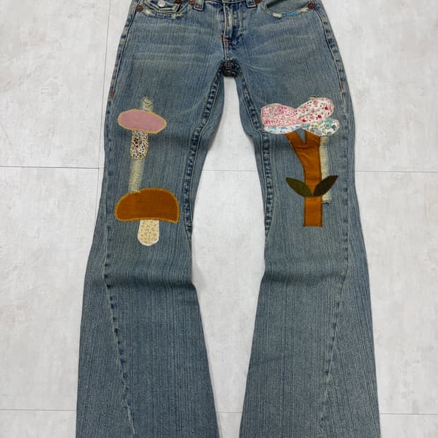 •True Religion 플라워 & 머쉬룸 패치 부츠컷 데님