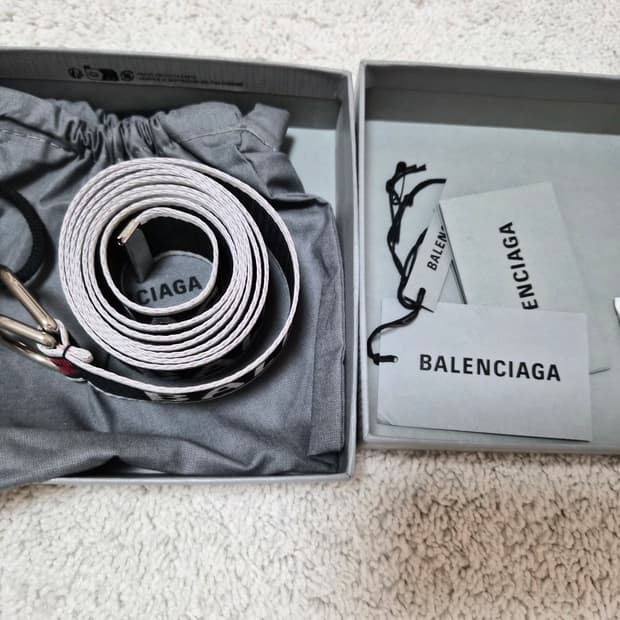 발렌시아가 D링 벨트 그레이