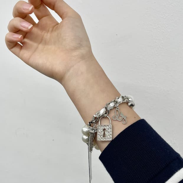 게스 진주 참 팔찌