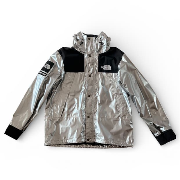 슈프림 x 노스페이스 메탈릭 마운틴 파카 실버