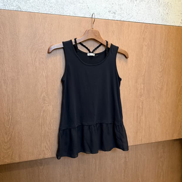 엑시즈팜 슬리브리스 티셔츠 백 크로스 레이스 스트랩 디테일 블랙