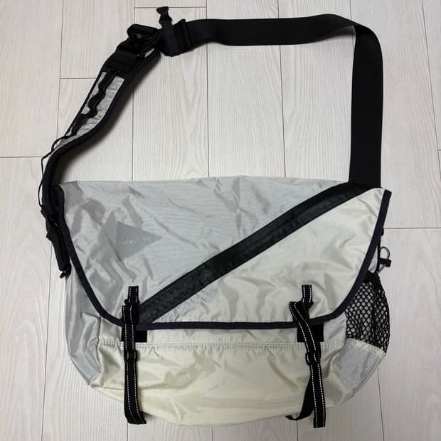 앤드원더 and wander 20L 메신저백