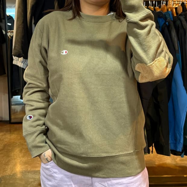 챔피온 리버스위브 스몰로고 패치 카키 맨투맨