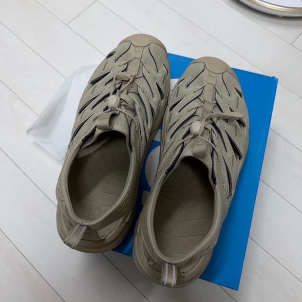 호카 호파라 285 사이즈  상태 딱 이대로입니다 당연히 찢김 없구요  