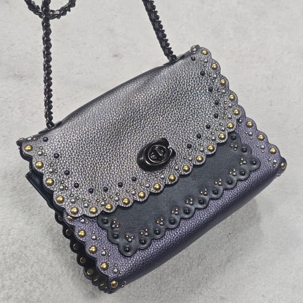 코치 파커 18 스캘럽 리벳 