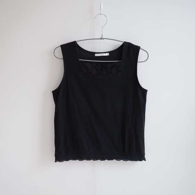 Black lace-hem knit sleeveless