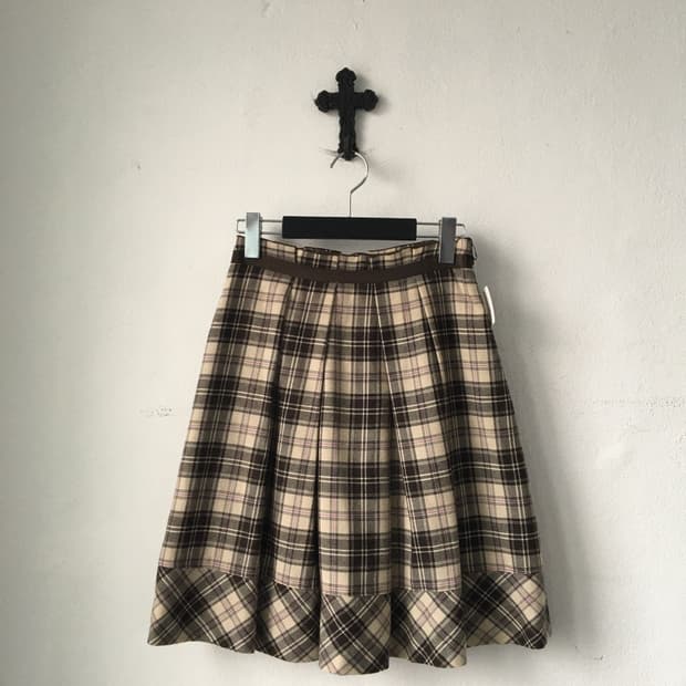 Check pattern skirt