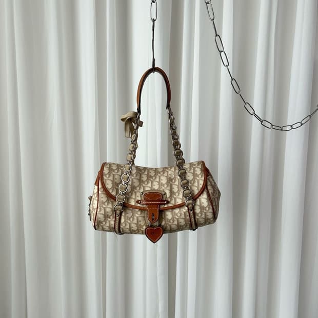 디올 로맨틱 트로터 하트 참 숄더백