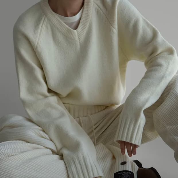 라룸 헤리 브이넥 니트 아이보리