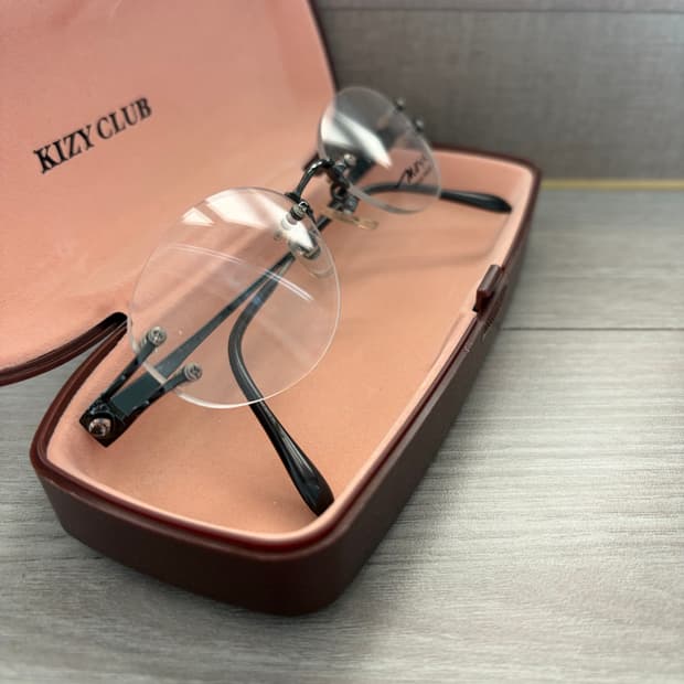 키지클럽에서 구매한 빈티지 무테 안경 블랙 투명