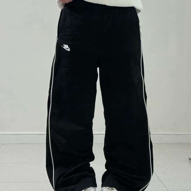 나이키 블랙 미니 스우시 트랙팬츠