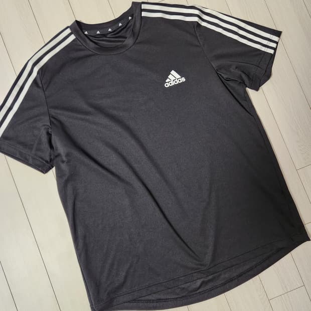 아디다스 D2삼선 반팔 기능성 티셔츠 GM2105 사이즈L

오염 하자 