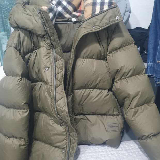 버버리 카키색 패딩 xxl