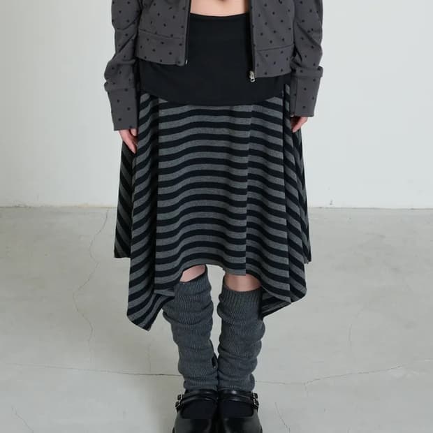 잇자바이브 STRIPE SYMBOL UNBALANCED SKIRT