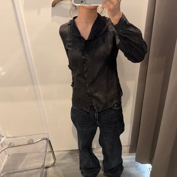 꼼사이즘 롱슬리브 블라우스 프릴 하이넥 스트라이프 패턴 디테일 블랙