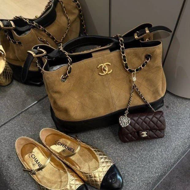 샤넬(Chanel) 25A 스웨이드 쇼퍼백