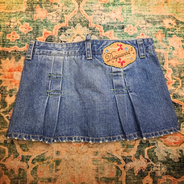디스퀘어드2(Dsquared2)의 플리츠 데님 미니 스커트