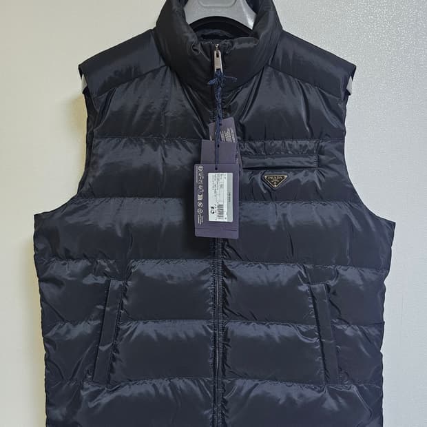 프라다 패딩 조끼 (새상품)