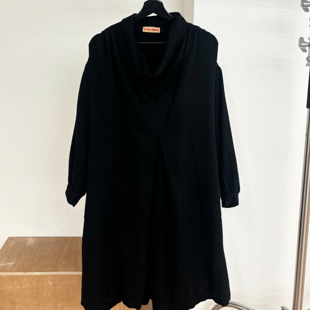 이세이 미야케 블랙 카울 넥 롱 드레스