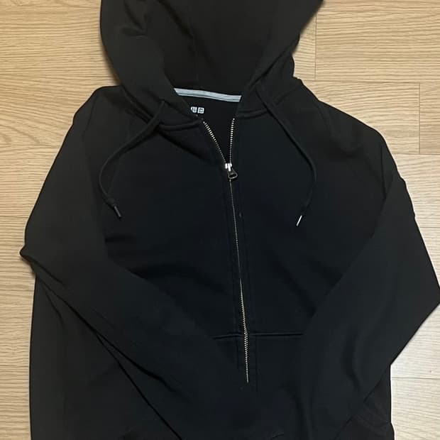 유니클로 블랙 후드집업