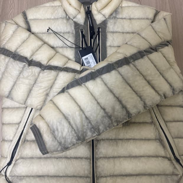 C.P. 컴퍼니 D.D. 쉘 다운 자켓 피스타치오 쉘 베이지 논후드