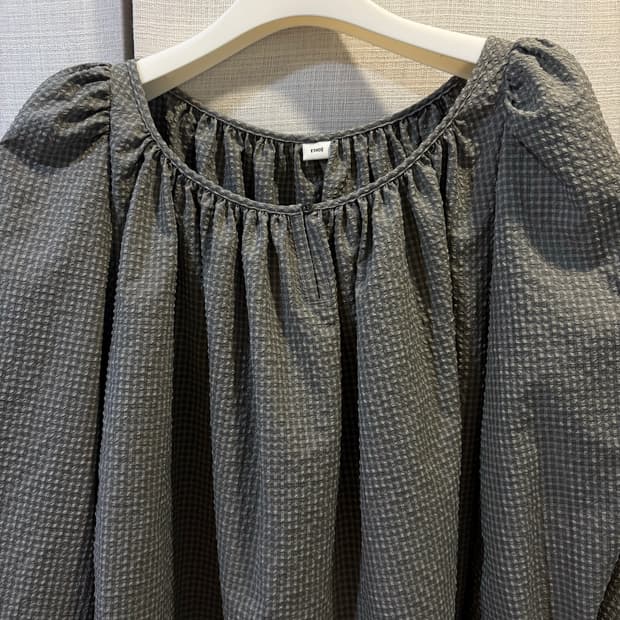 에토스 ethos ROUND NECK SHIRRING BLOUSE
