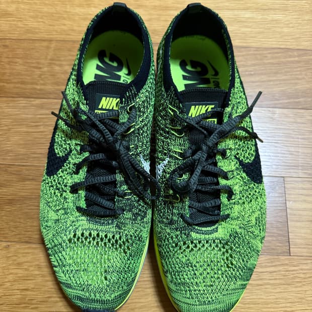 255 나이키 플라이니트 레이서 볼트